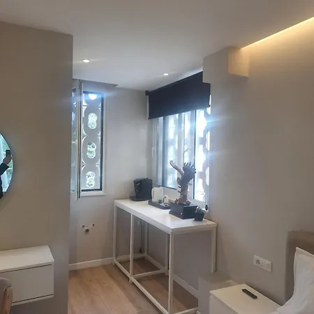 Charles Center Vendégház Tirana