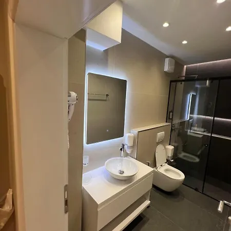 Charles Center Affittacamere Tirana