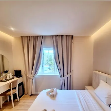 Charles Center Tirana