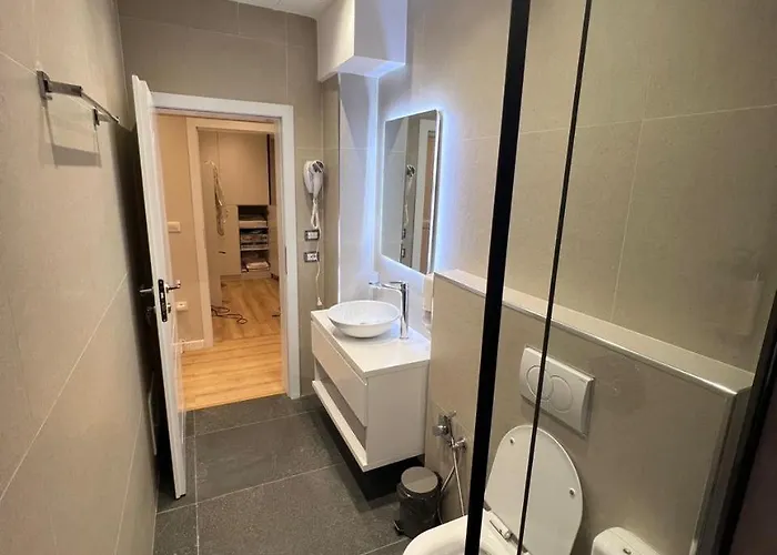 Charles Center Tirana